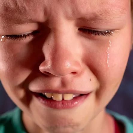 مراهق يبكي
