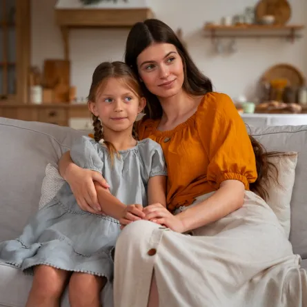 صورة لأم تحتضن طفلتها