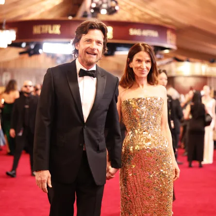 الممثل الأمريكي جيسون بيتمان وزوجته الممثلة أماندا أنكا خلال حضورهما حفل توزيع جوائز الأوسكار الـ98 - مصدر الصورة VALERIE MACON / AFP