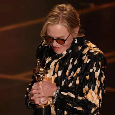 الممثلة الأمريكية إيمي مادجان تتسلم جائزة أفضل ممثلة مساعدة خلال حفل الأوسكار 2026 - مصدر الصورة  Patrick T. Fallon / AFP