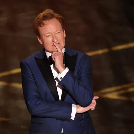 كونان أوبراين مقدم حفل الأوسكار 2026 - مصدر الصورة Patrick T. Fallon / AFP