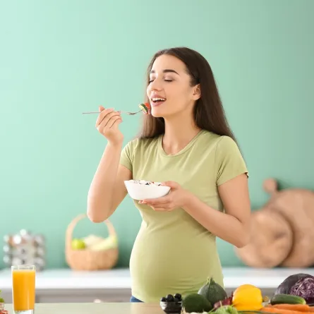 صورة لحامل  تتناول وجبة خفيفة