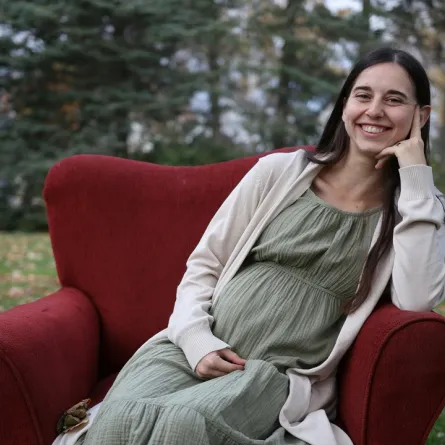 صورة لحامل سعيدة تستجم وحدها