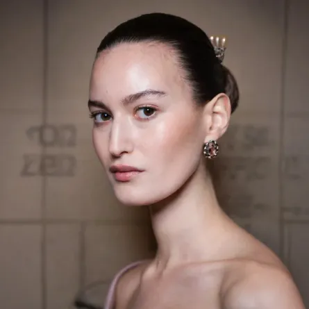 تألقي بتسريحة الكعكة في العيد.. صيحة أنيقة مستوحاة من عروض الأزياء 2026