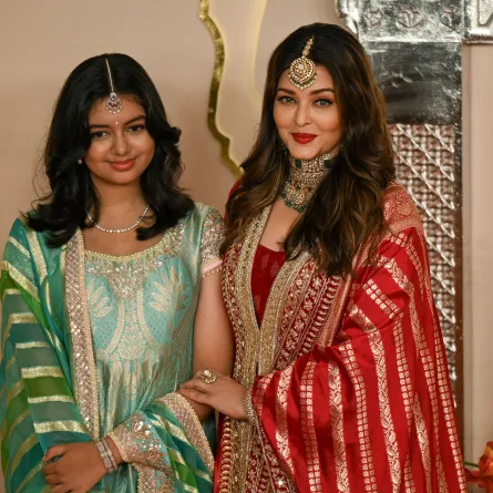 آيشواريا رايي وابنتها آراديا في حفل أنانت أمبابي Aishwarya Rai Bachchan (R) poses with her daughter Aaradhya as they arrive to attend the wedding ceremony of Anant Ambani- مصدر الصورة PUNIT PARANJPE/AFP