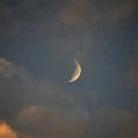 المحكمة العليا تدعو إلى تحري رؤية هلال شوال مساء غدٍ الأربعاء 