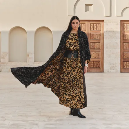 الفستان مع العباية المفتوحة من نسيبة حافظ لدى ترنديول- الصورة من العلامة