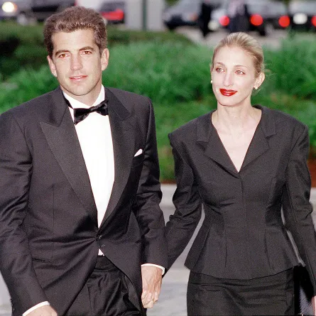 كارولين بيسيت كينيدي مع زوجها جون ف. كينيدي جونيور John F. Kennedy, Jr. and Carolyn Bessette Kennedy - (مصدر الصورة  Justin Ide/Newsmakers)