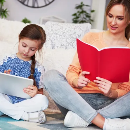 الأم وطفلتها تقرأن بطريقتهما