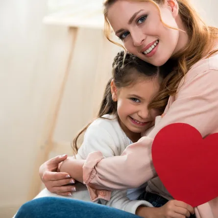 صورة لطفلة تحتضن أمها