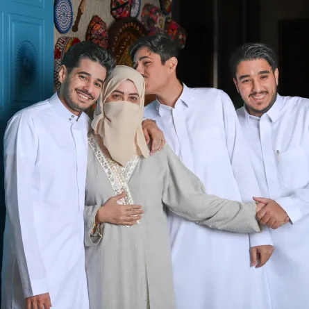 الشيف عزيزة مع ثلاثة من أبنائها: د. محمد، د. ماجد، د. أنس