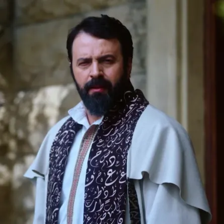 تيم حسن في مشهد من الحلقة الاخيرة بمسلسل مولانا - الصورة من شاشة عرض المسلسل