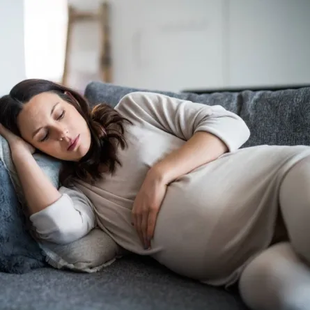 صورة لحامل تشعر بالحيرة مع اقتراب ولادتها