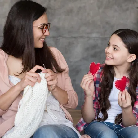 صورة لطفلة تعبر عن امتنانها للأم