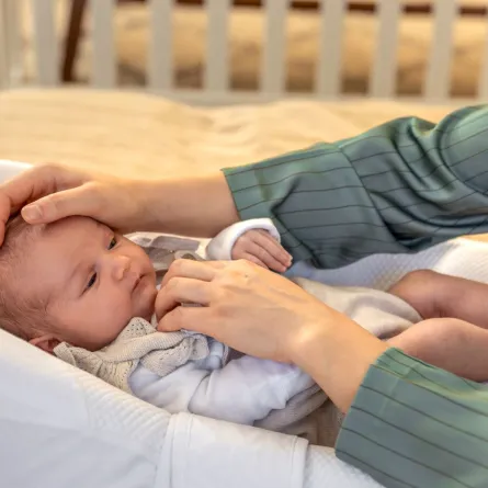 صورة لأم مع مولودها المريض