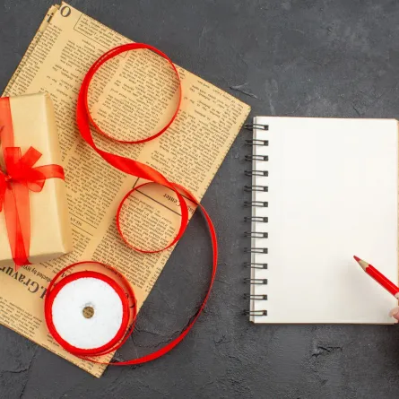  شابة ستكتب كلمات إهداء رقيقة على كارت لتضعه على الهدية   