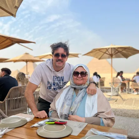 هشام ماجد ووالدته- الصورة عبر حسابه على فيس بوك