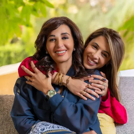 د. دينا الطيب وابنتها لنا ناظر