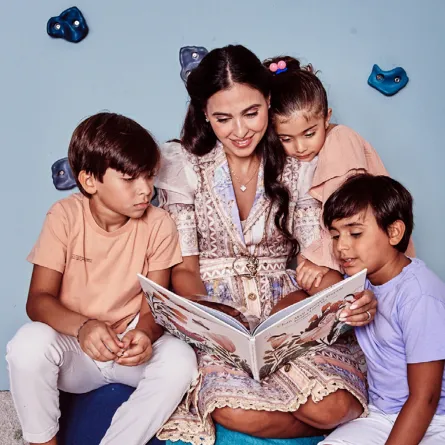 سيدة الأعمال السودانية زينة عبدالله وأطفالها - تصوير | جيريمي زيسينغر Jeremy Zaessinger - التاريخ | نوفمبر 2023 - العدد | 2219