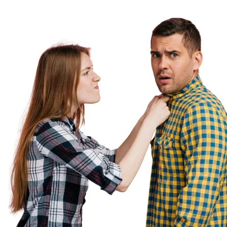 زوجة تعاتب زوجها وتمسكه من طرف قميصه وهو ينظر للأمام باستياء ساخر  