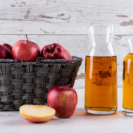 فوائد شرب خل التفاح مع الماء لصحة الجسم وتحسين الهضم - المصدر Image By Freepik