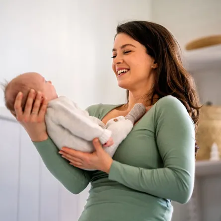 صورة أم تتفاعل مع مولودها