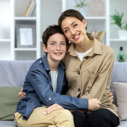 صورة مراهق مع أمه