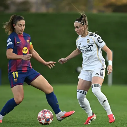 أليكسيا بوتياس قائدة برشلونة مع الإسبانية أثينيا ديل كاستيو لاعبة خط هجوم ريال مدريد خلال مواجهتهما ضمن منافسات دوري أبطال أوروبا للسيدات 2026(مصدر الصورة: Photo by JAVIER SORIANO/AFP)