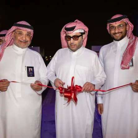 المستشار تركي ال الشيخ وزكي حسنين ومحمد زكي حسنين -الصورة من المركز الإلعلامي لشركة بنش مارك