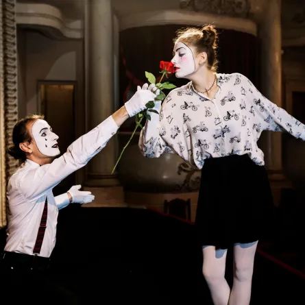 ممثلان يمثلان مشهدا مسرحيًا   