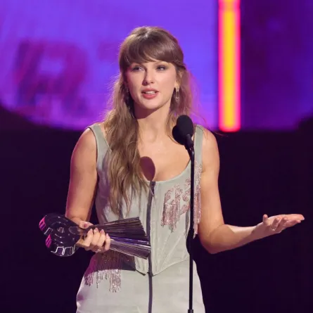تايلور سويفت تتسلم جائزة أفضل ألبوم بوب في حفل توزيع جوائز آي هارت راديو الموسيقية لعام ٢٠٢٦- مصدر الصورة KEVIN WINTER / GETTY IMAGES NORTH AMERICA / Getty Images via AFP