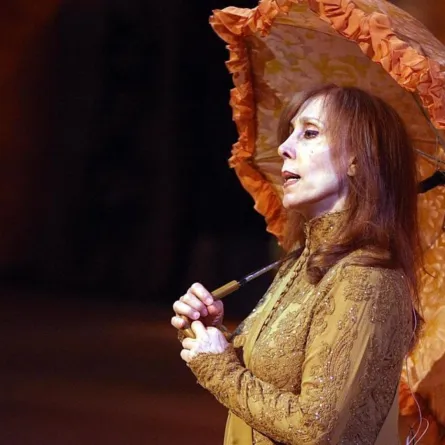 السيدة فيروز - الصورة من صفحتها على الفيس بوك