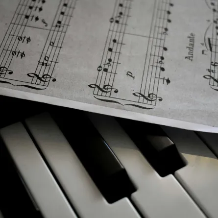 نوتة موسيقية وأصابع البيانو