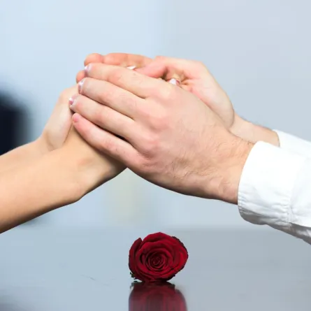 زوجة تمسك بيد زوجها دعماً وسنداً له 