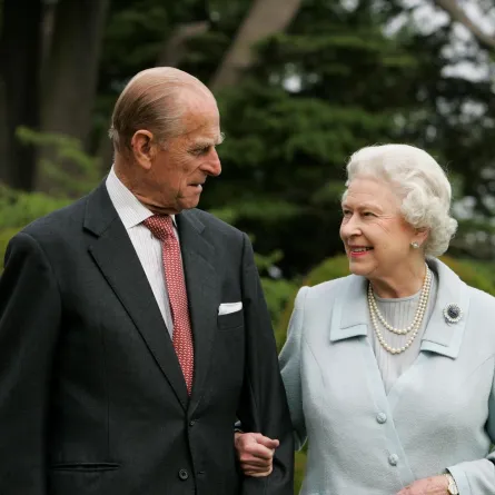 الملكة إليزابيث الثانية والأمير فيليب في برودلاندز في هامبشاير ( Queen Elizabeth II and Prince Philip at Broadlands in Hampshire). مصدر الصورة: Tim Graham/Getty Images