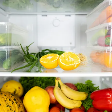 ثلاجة مليئة بالخضروات والفواكه