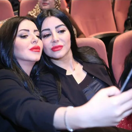 إيناس النجاروشقيقتها سوار