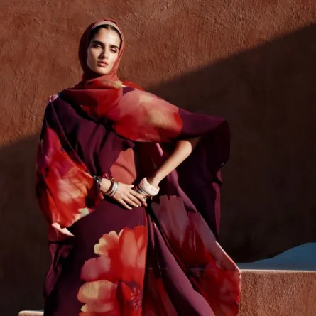 عباية من نكست Next-  الصورة من العلاقات العامة للعلامة 