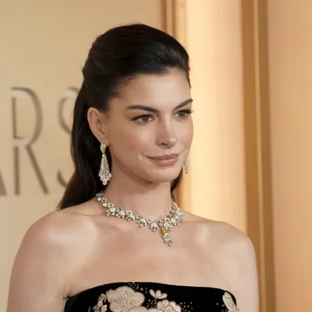  آن هاثاواي Anne Hathaway في حفل الأوسكار 2026(مصدر الصورة :by Jeff Kravitz/FilmMagic)