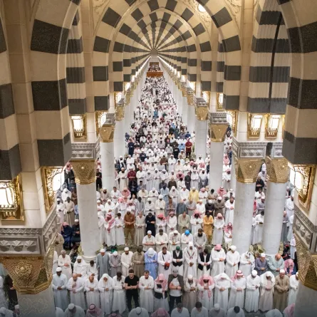 المصلون يؤدون صلاة التراويح في المسجد النبوي