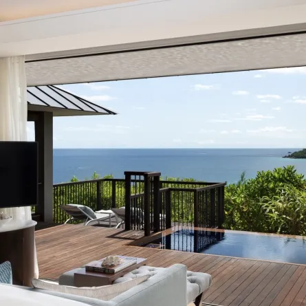 إطلالة خلابة من إحدى غرف رافلز سيشل (الصورة من صفحة rafflesseychelles الرسمية على انستغرام)