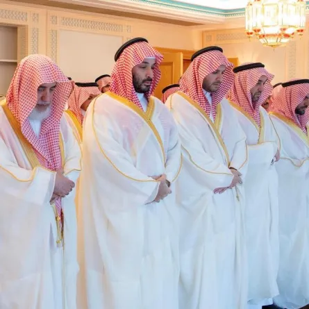 ولي العهد السعودي يؤدي صلاة ‎عيد الفطر المبارك في المسجد الحرام- الصورة من واس 