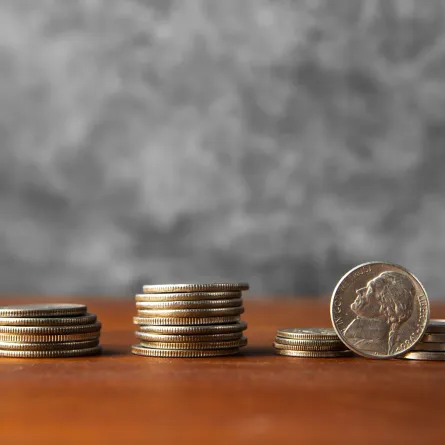 حلم جمع النقود المعدنية من الأرض  -مصدر الصورة: Freepik