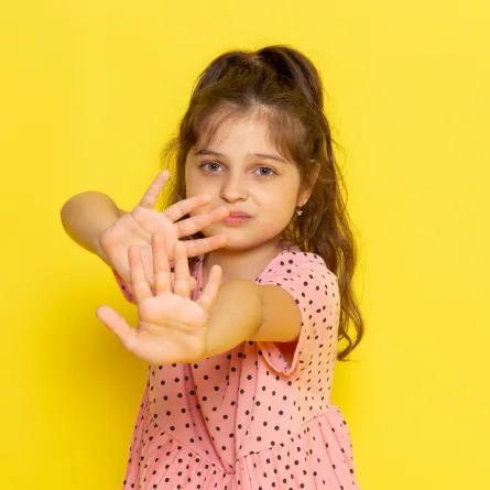 نصائح للتعامل مع الطفل الذي يعاني من متلازمة رهاب اللمس- مصدر الصورة: Freepik by KamranAydinov