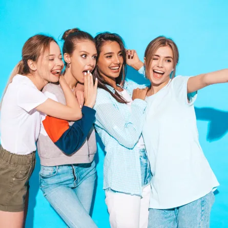 هل يقضي الذكاء الاصطناعي على الصداقة الحقيقية بين المراهقين؟ - مصدر الصورة: Freepik by halayalex