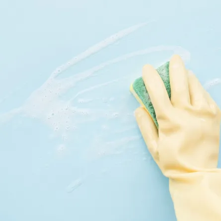 تنظيف جدار المنزل بالماء والصابون