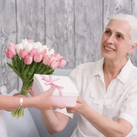 تقديم هدية لحماتك في العيد يكسبكِ قلبها مما يقوي الروابط الأسرية- مصدر الصورة: freepik