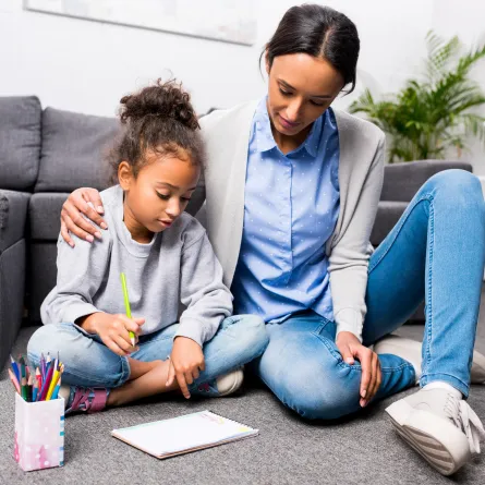 صورة أم ترسم مع طفلتها