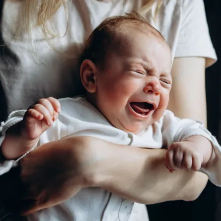 صورة مولود يبكي