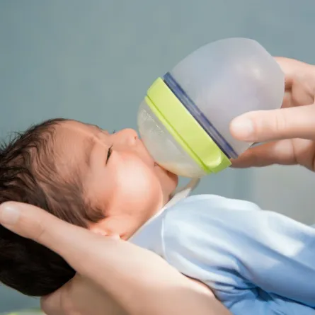 يتناول الرضيع من 60 إلى 90 مل من الماء -الصورة من موقع AdobeStock